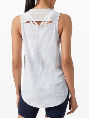 064. Lululemon Sculpt Tank
Incognito Camo Alpine White Multi flaw